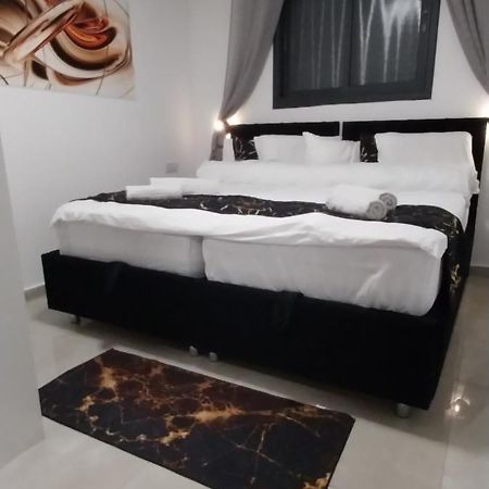 Appartement שירת דבורה בבני ברק à Giv'at Shemu'el Extérieur photo